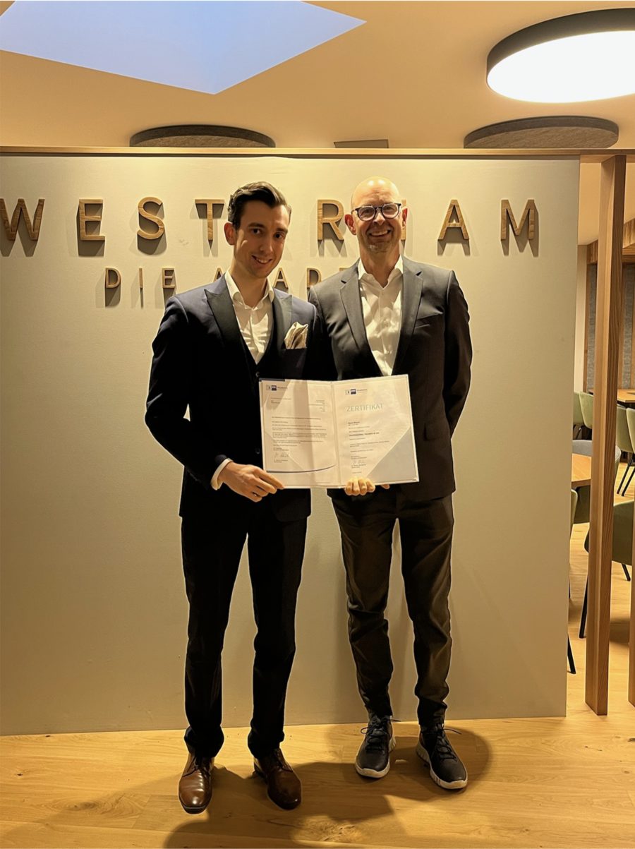 Ăbergabe des Zertifikats Professional Trainer IHK in der Akademie Westerham